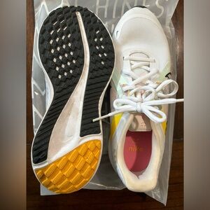 Nike Quest 5 Premium Women's Running Shoes, size 7.5 / 38.5